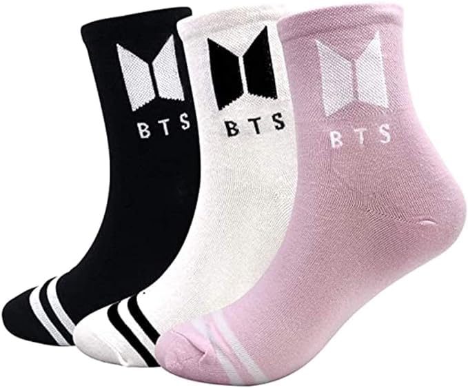 SOSAYI 3 Paar BTS Bangtan Boys Socken, Baumwolle Stricksocken, Warme Sportsocken mit 1 BTS 3D Aufkleber und 2 BTS Photocard, BTS Fanartikel Geschenk Set Für Army