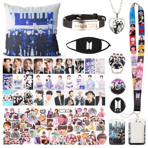BTS Fanartikel BTS Merchandise Set, BTS Merch Gifts Set Kpop Merch BTS Geschenkset für Fans mit Kissenbezüge Kartenhalter Masken Telefonhalter Halsketten Armbänder Fotokarten Aufkleber Abzeichen