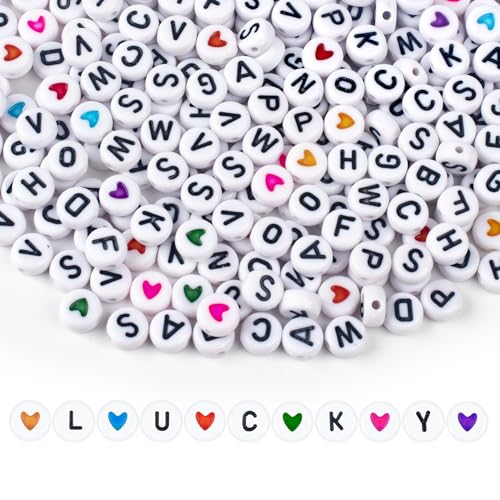 SUTOUG 1000PCS bunte Buchstabenperlen zum Auffädeln, 4 x 7 MM, A-Z weiße Buchstabenperlen und bunte Herzperlen, runde Acrylperlen für Schmuck DIY Making Crafts Armbänder Halsketten Ornamente Anhänger