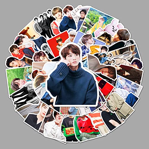 AUCEKO 50 Stück BTS Aufkleber Pack Kpop BTS Sticker Set wasserdichte Vinyl Sticker für Laptop Kinder Autos Motorrad Fahrrad Skateboard Gepäck Koffer Computer Aufkleber Graffiti Decal