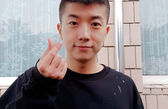 Jang Wooyoung tritt seinen Wehrdienst an