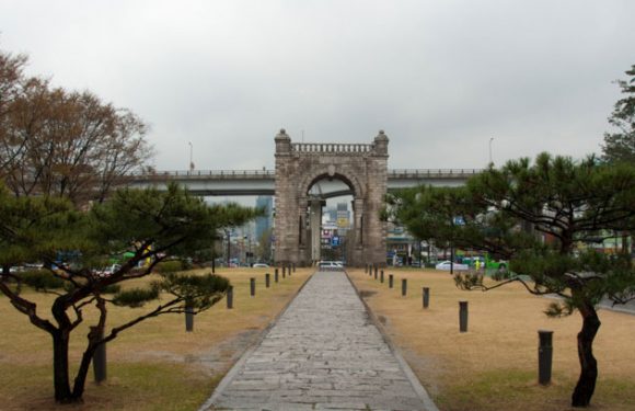 Das verfluchte Independence Gate mitten in Seoul