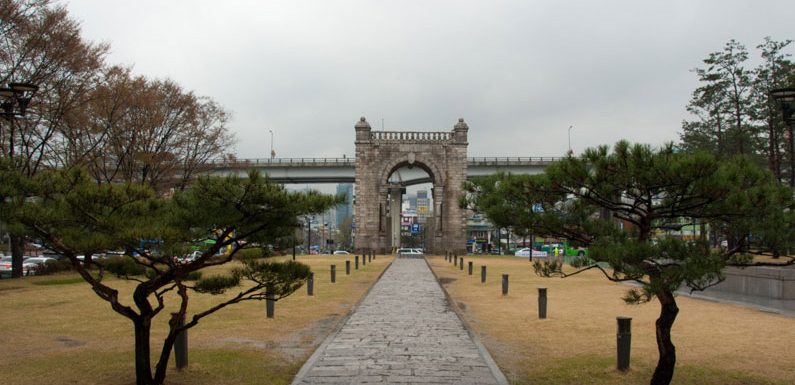 Das verfluchte Independence Gate mitten in Seoul