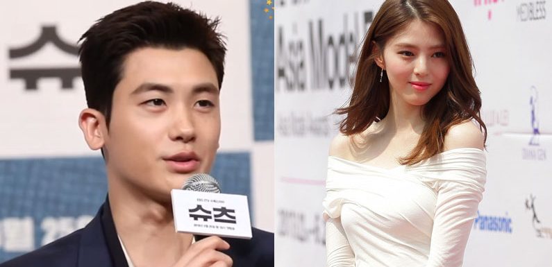 Park Hyungsik und Han Sohee stehen zusammen vor der Kamera