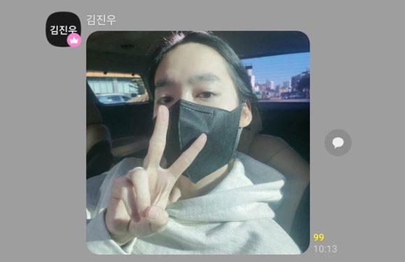 Shortnews: WINNER’s Jinu hat seinen Wehrdienst nun offiziell beendet – im Kakaotalk Chat der Band hat er dazu das Selfie im Titelbild geteilt