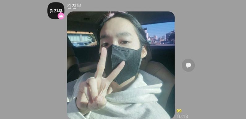 Shortnews: WINNER’s Jinu hat seinen Wehrdienst nun offiziell beendet – im Kakaotalk Chat der Band hat er dazu das Selfie im Titelbild geteilt