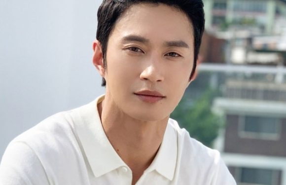 Schauspieler Kim Sungkyu wurde positiv auf Covid-19 getestet